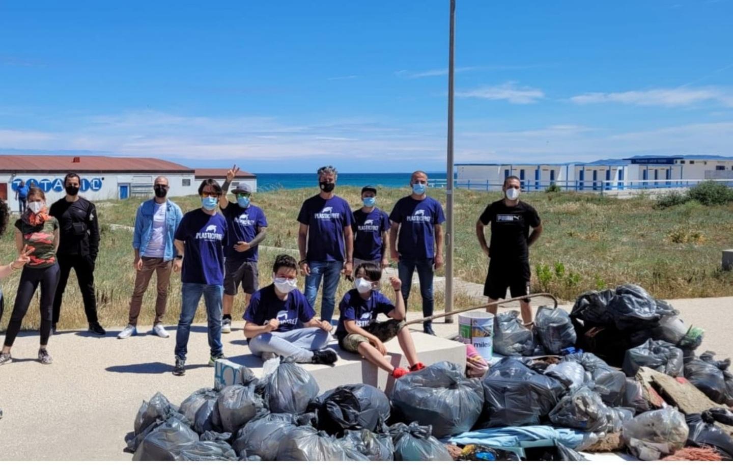 Via i rifiuti dal litorale di Platamona 