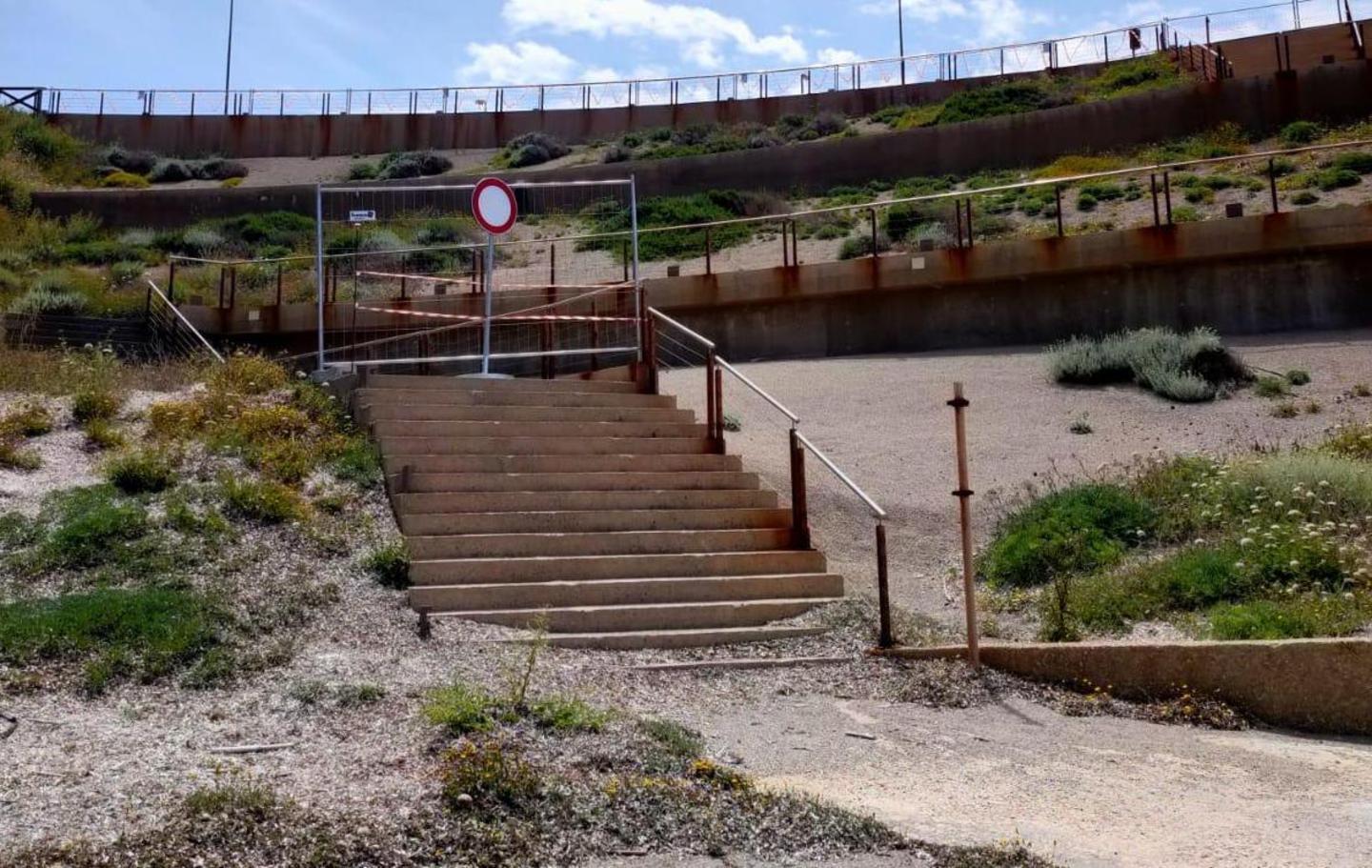 Chiusa la scalinata per la spiaggia 