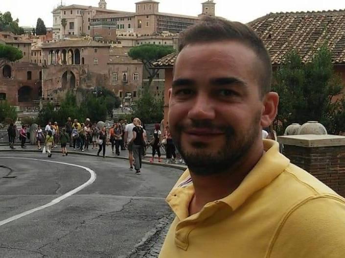 Bandiere a mezz’asta nel giorno del funerale 