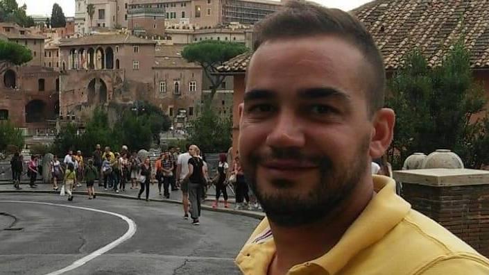 Bandiere a mezz’asta nel giorno del funerale
