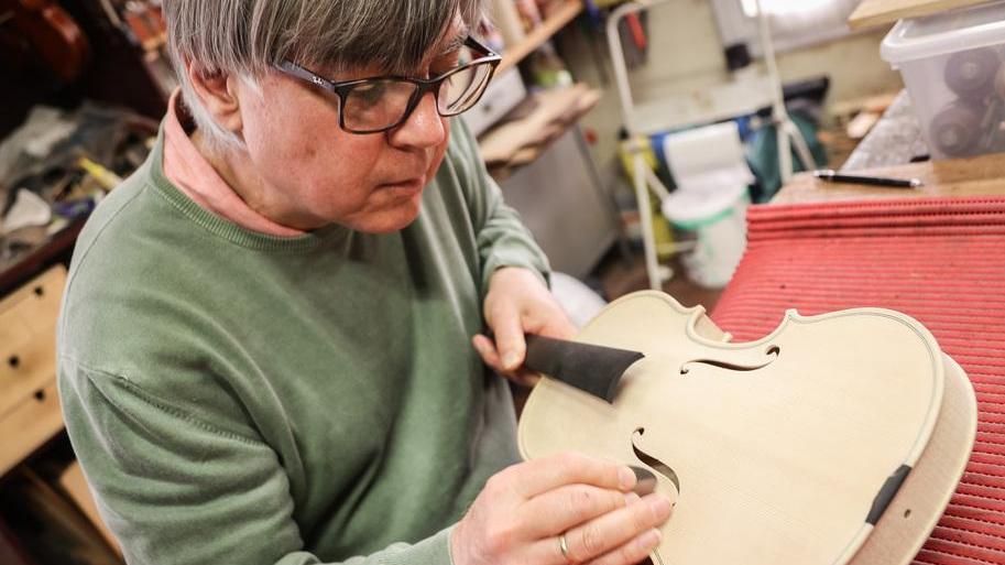 Modena. Restauro, idee e creatività: ecco l’arte del liutaio