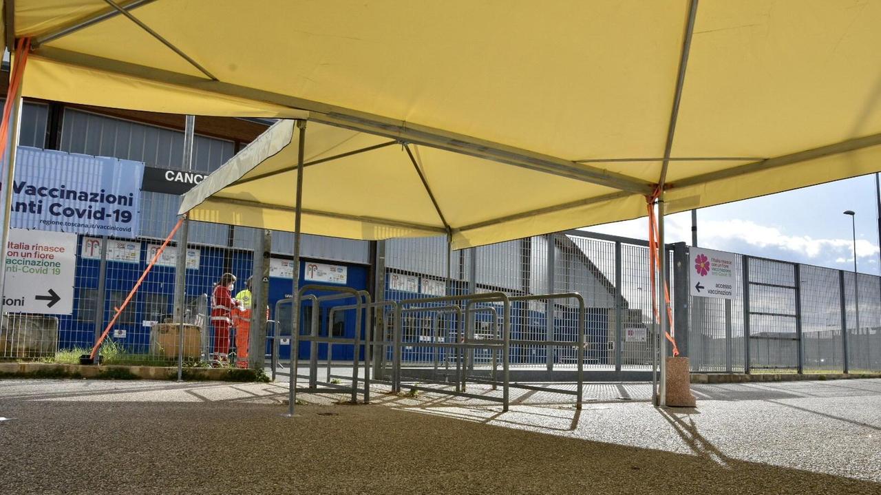 L'ingresso del centro vaccinale di Livorno (foto Marzi)
