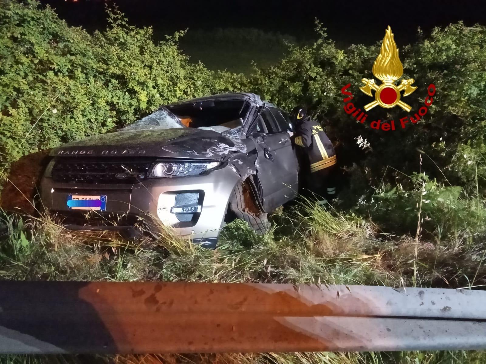 Sassari, alla rotonda perde il controllo del suv si rovescia e finisce in cunetta