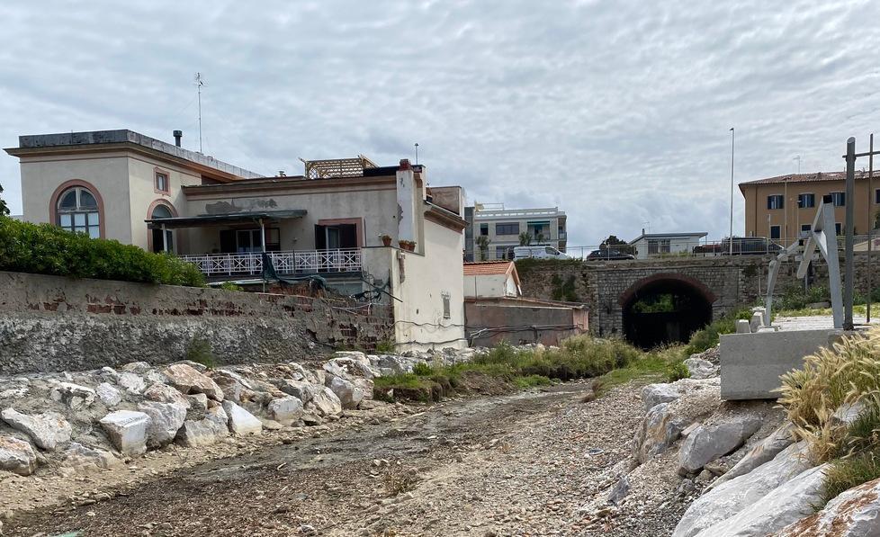 La foce del rio Banditella, sulla spiaggia del Sale, ad Antignano