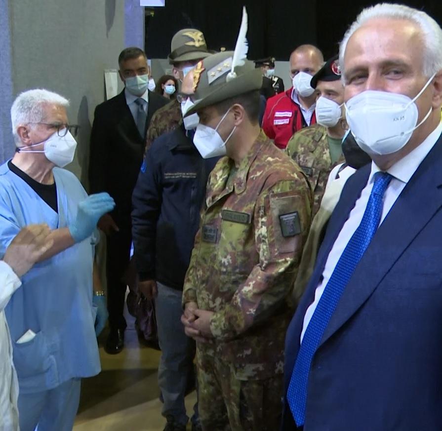 La visita di Figliuolo in Toscana: le battute, il riscatto di Giani e il ringraziamento dei medici 