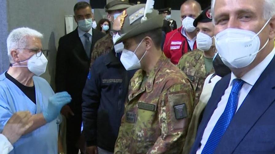 La visita di Figliuolo in Toscana: le battute, il riscatto di Giani e il ringraziamento dei medici