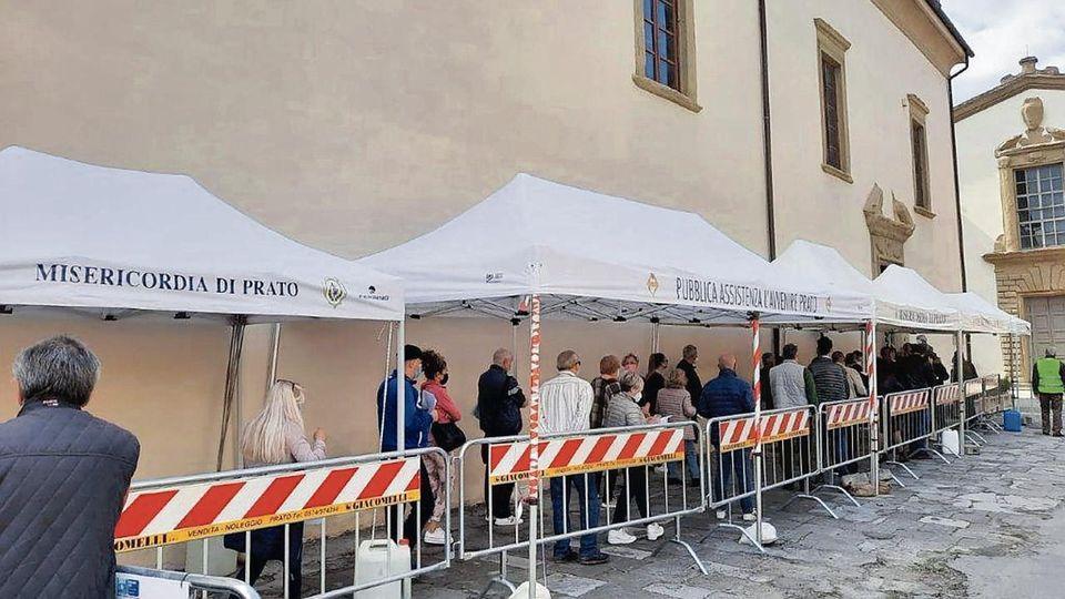 i cittadini in coda davanti alla sala del Pellegrinaio Novo per ricevere la prima dose del vaccino anti-Covid