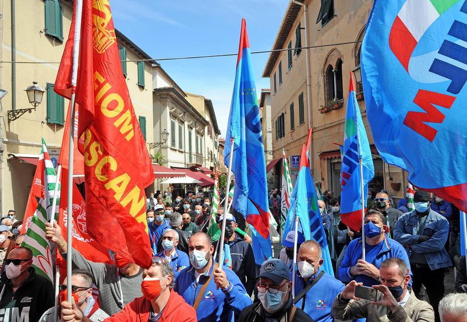 La manifestazione organizzata dai sindacati davanti al municipio di Piombino