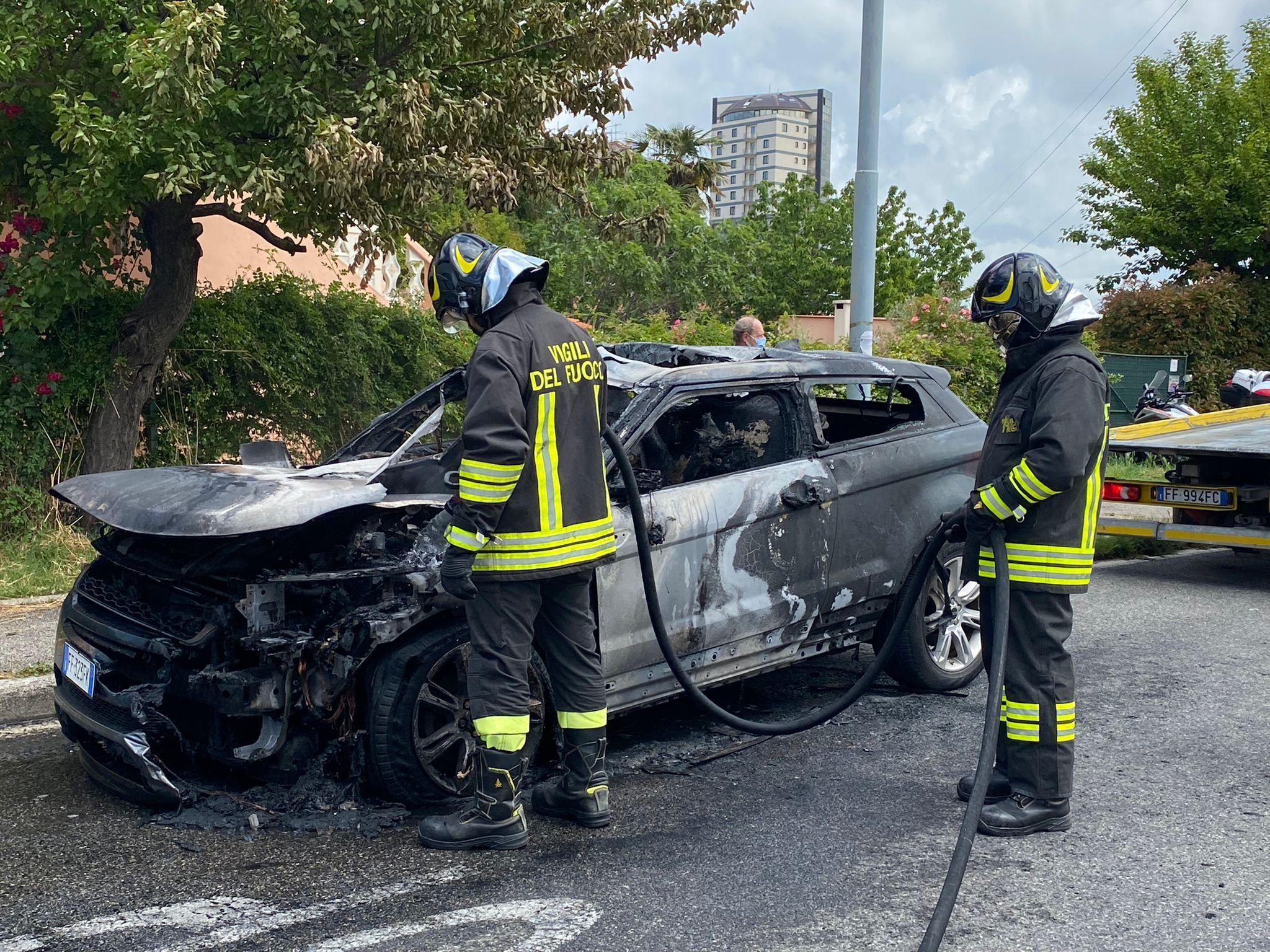 L'auto a fuoco