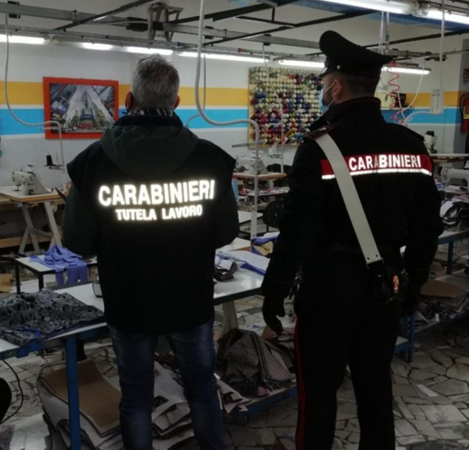 L'intervento dei carabinieri nella confezione di Grignano