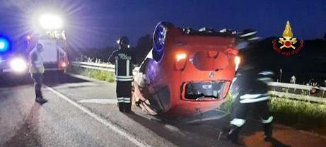 Oristano, auto esce di strada e si ribalta: 2 feriti gravi