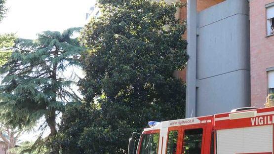Trovato morto in casa ex bancario di 76 anni