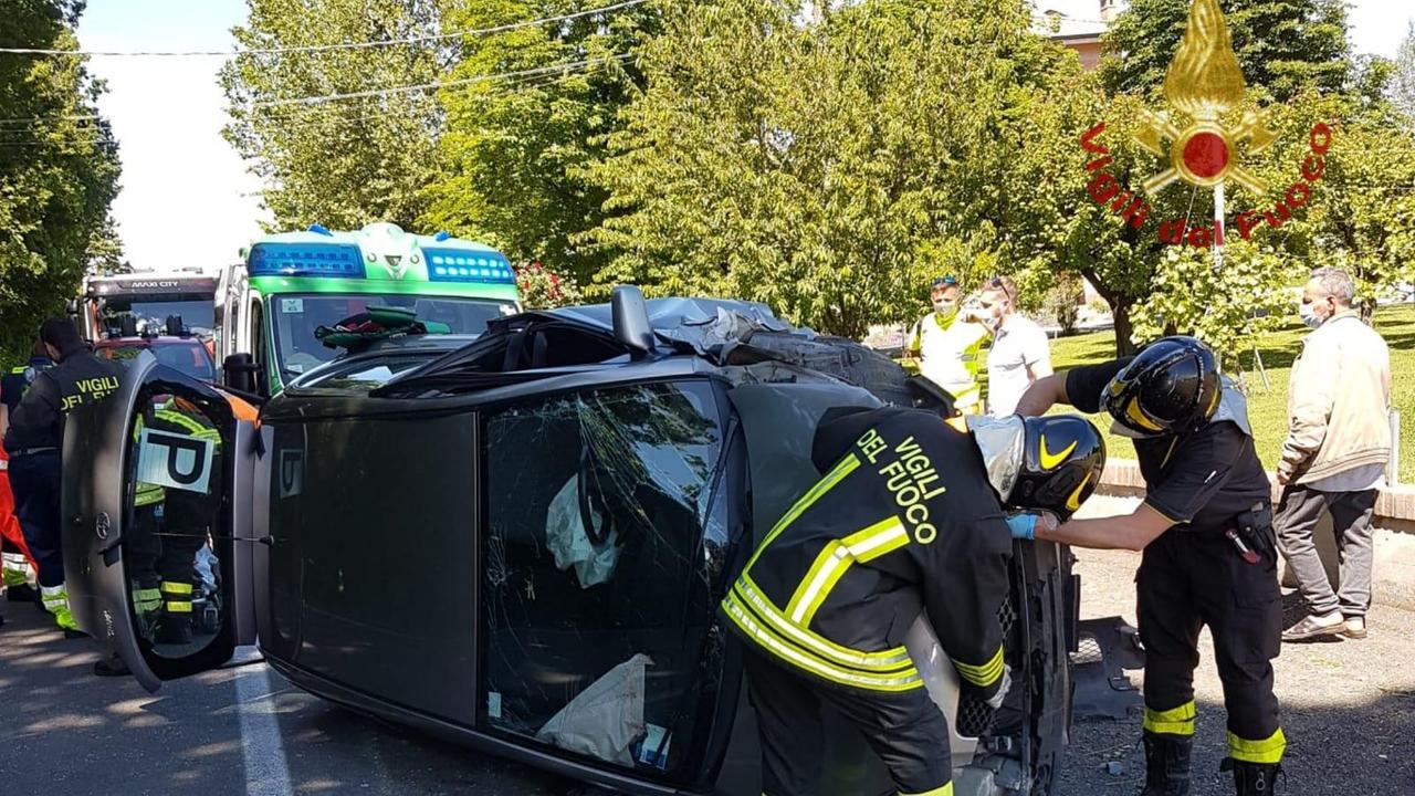 Si ribalta con l'auto, estratto dai vigili del fuoco