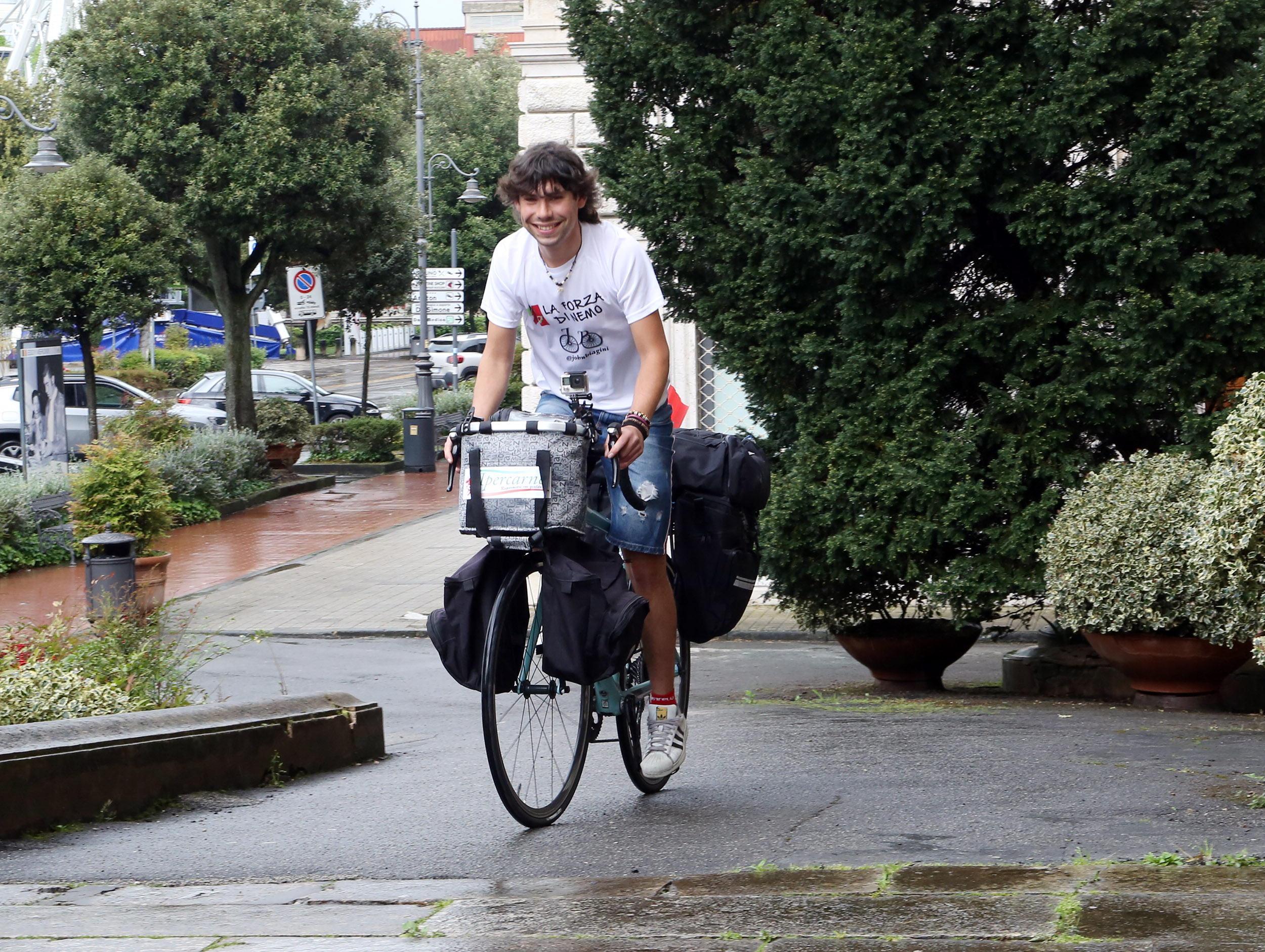 John Biagini a Montecatini prima  di partire per il suo viaggio (Foto Nucci)
