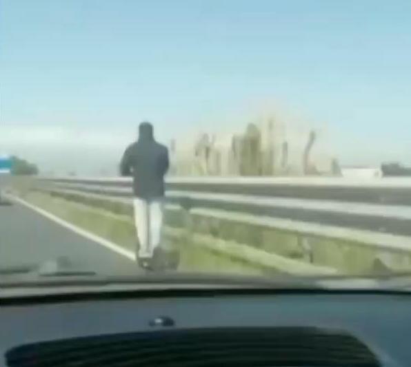 Il monopattino sulla Variante (foto ripresa dal blog Livornogramm)