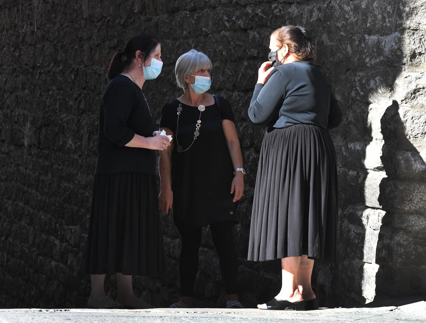 Donne di Orgosolo con la mascherina (foto massimo locci)