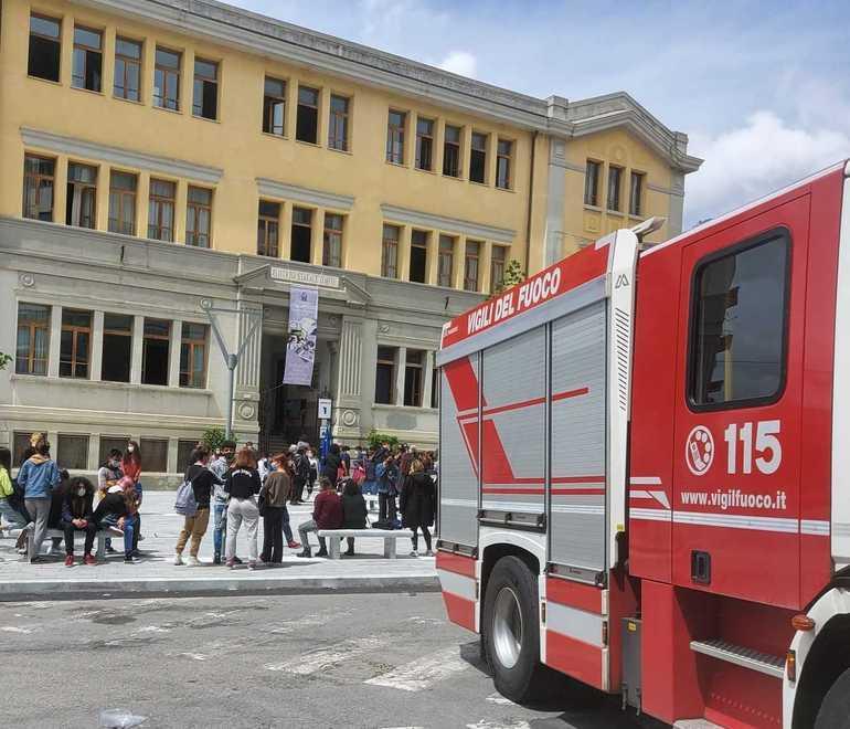 Spray urticante in bagno, scuola sgomberata 