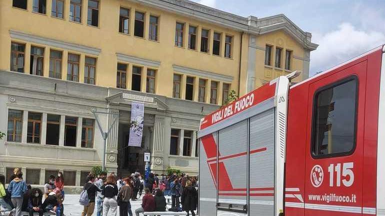 Spray urticante in bagno, scuola sgomberata