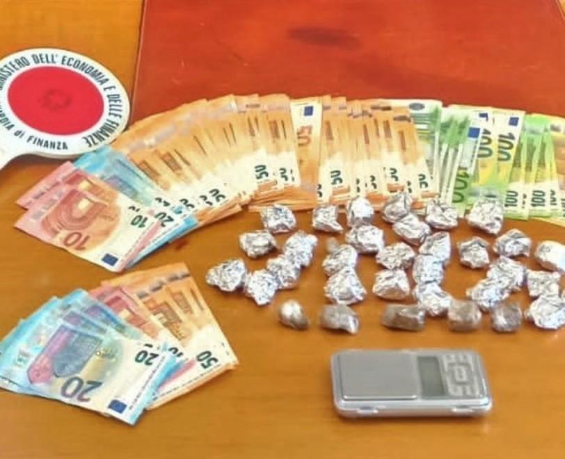 La guardia di finanza trova la droga in casa arrestata una donna 