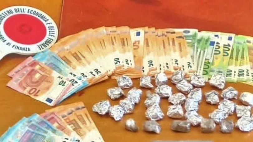 La guardia di finanza trova la droga in casa arrestata una donna