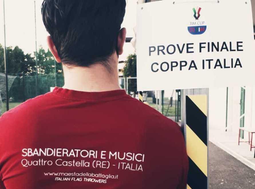 Sbandieratori reggiani per lo spettacolo che aprirà la gara