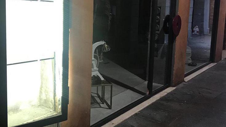 Col piede di porco smura la vetrina e scappa in bici con borse di lusso