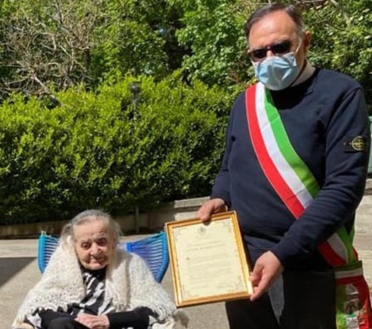 Una targa per Agnese al traguardo dei 100 anni