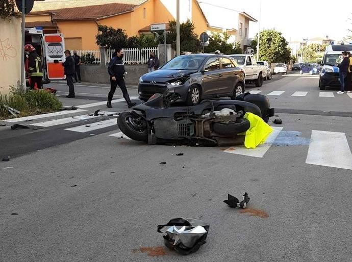 Grave il motociclista 53enne finito contro una macchina