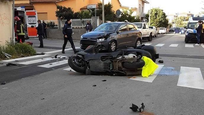 Grave il motociclista 53enne finito contro una macchina