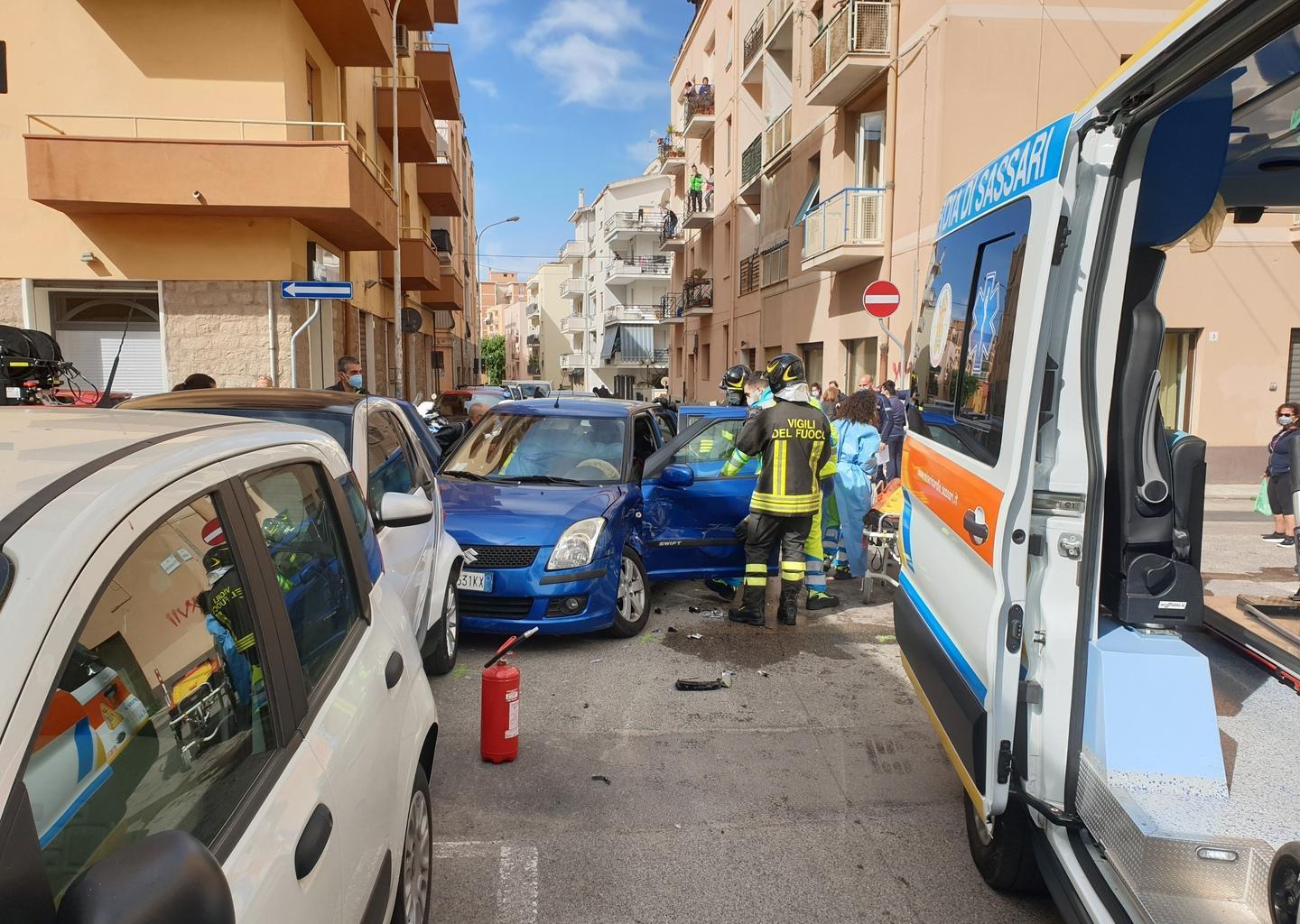 Scontro tra auto all’incrocio, ferita una 40enne
