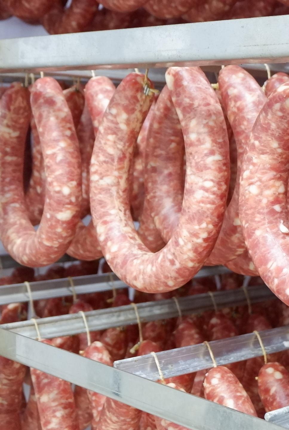 Salsicce con carni non locali, l’Ue rivede lo stop