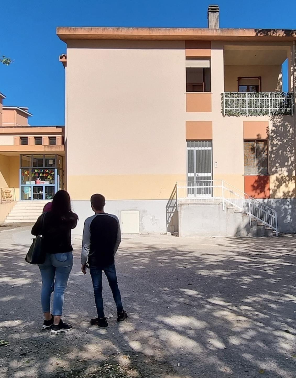 Nuoro, genitori giovanissimi: «Occupiamo l'alloggio illegalmente, ma siamo disperati» 