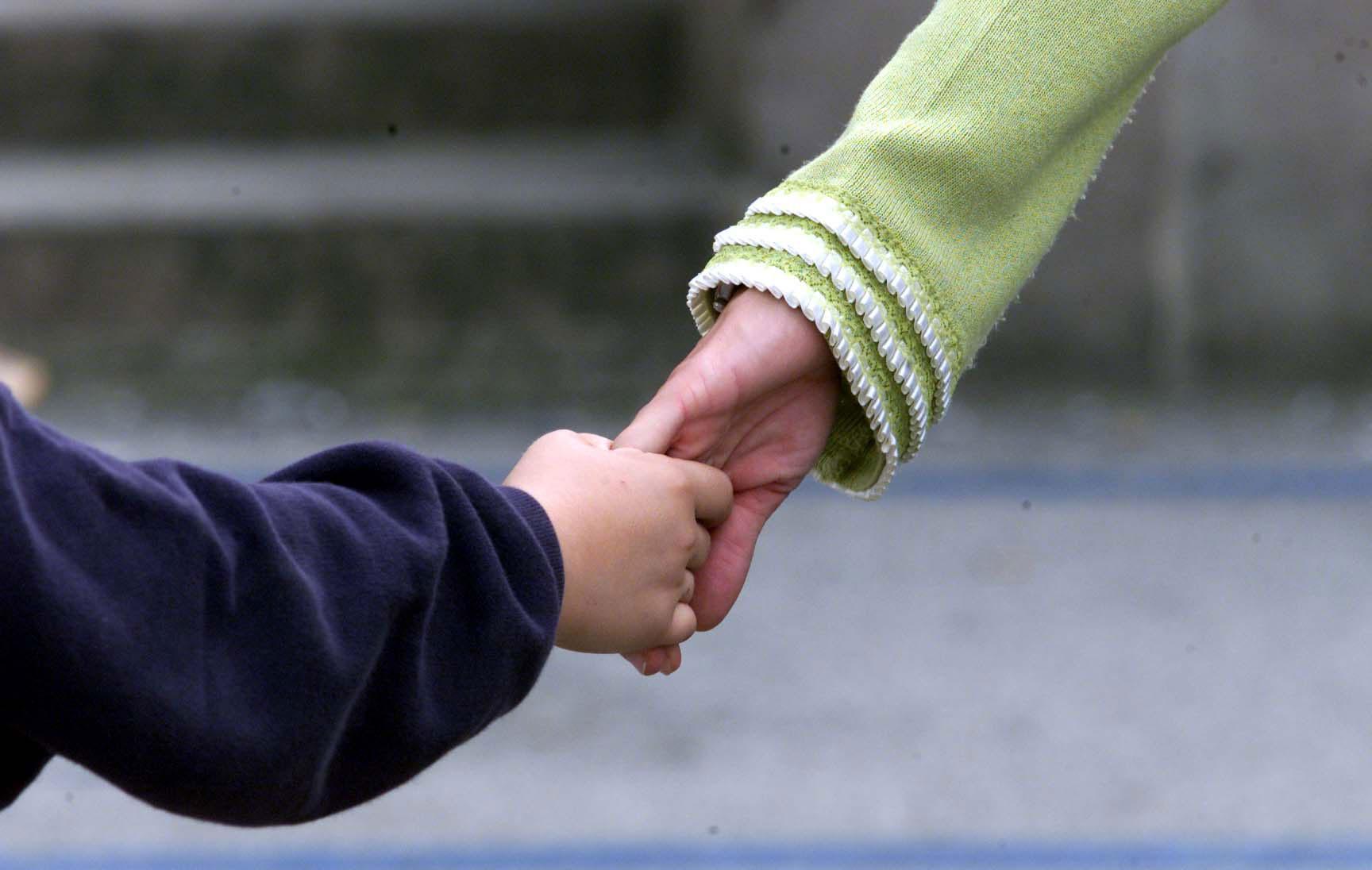 Si barrica in casa insieme al figlio di 8 anni: il giudice lo vuole affidare al padre in Sicilia 