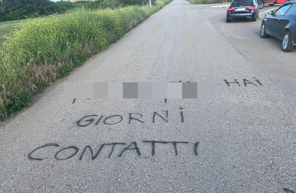 La scritta minacciosa sulla strada per il nuovo cimitero