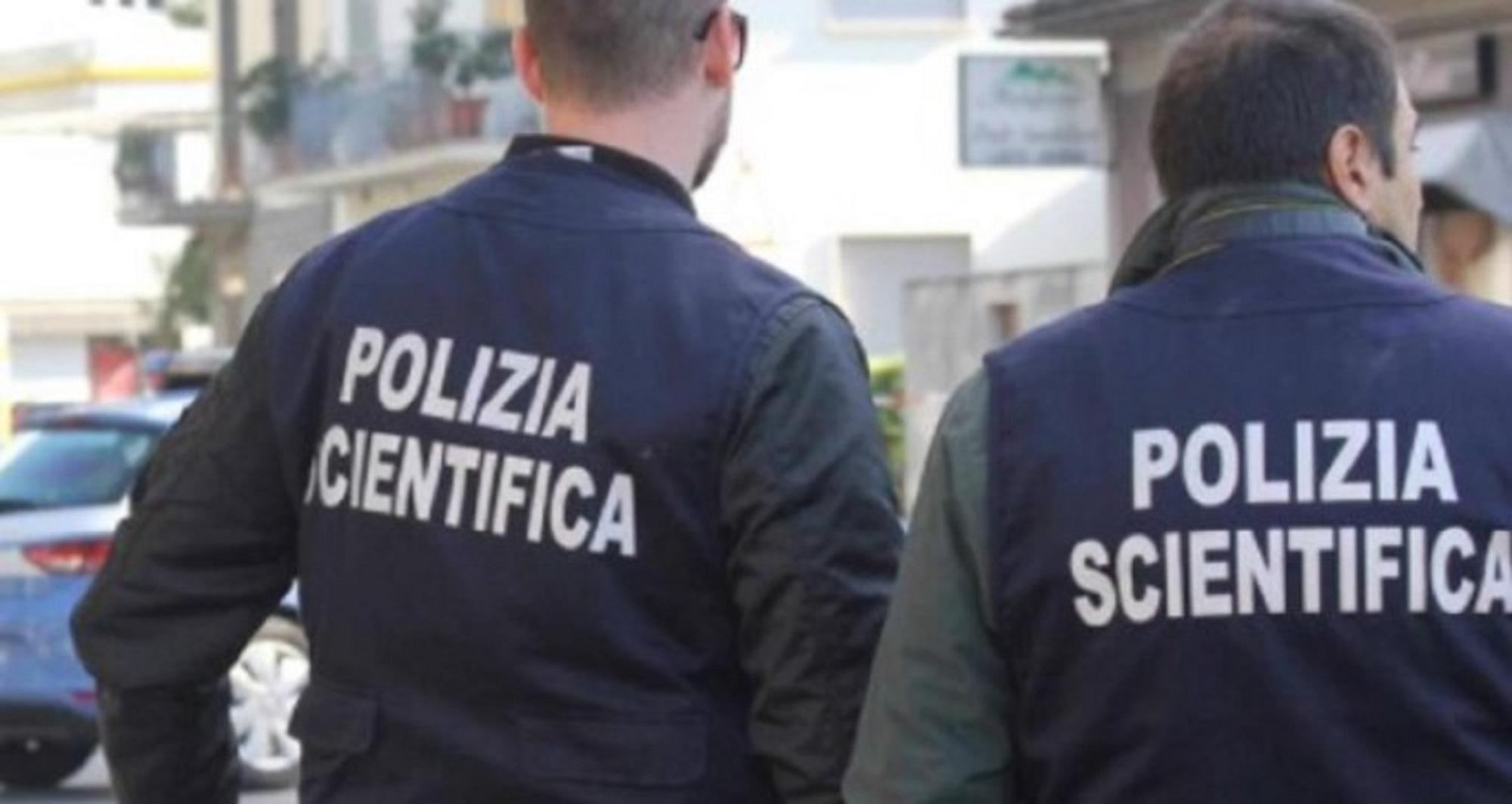 Agenti della polizia scientifica (foto d'archivio)