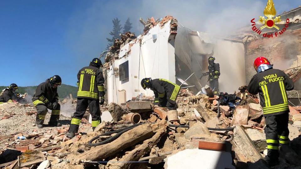 Esplosione nel Chianti, crolla una casa: trovato il corpo della terza vittima - Video