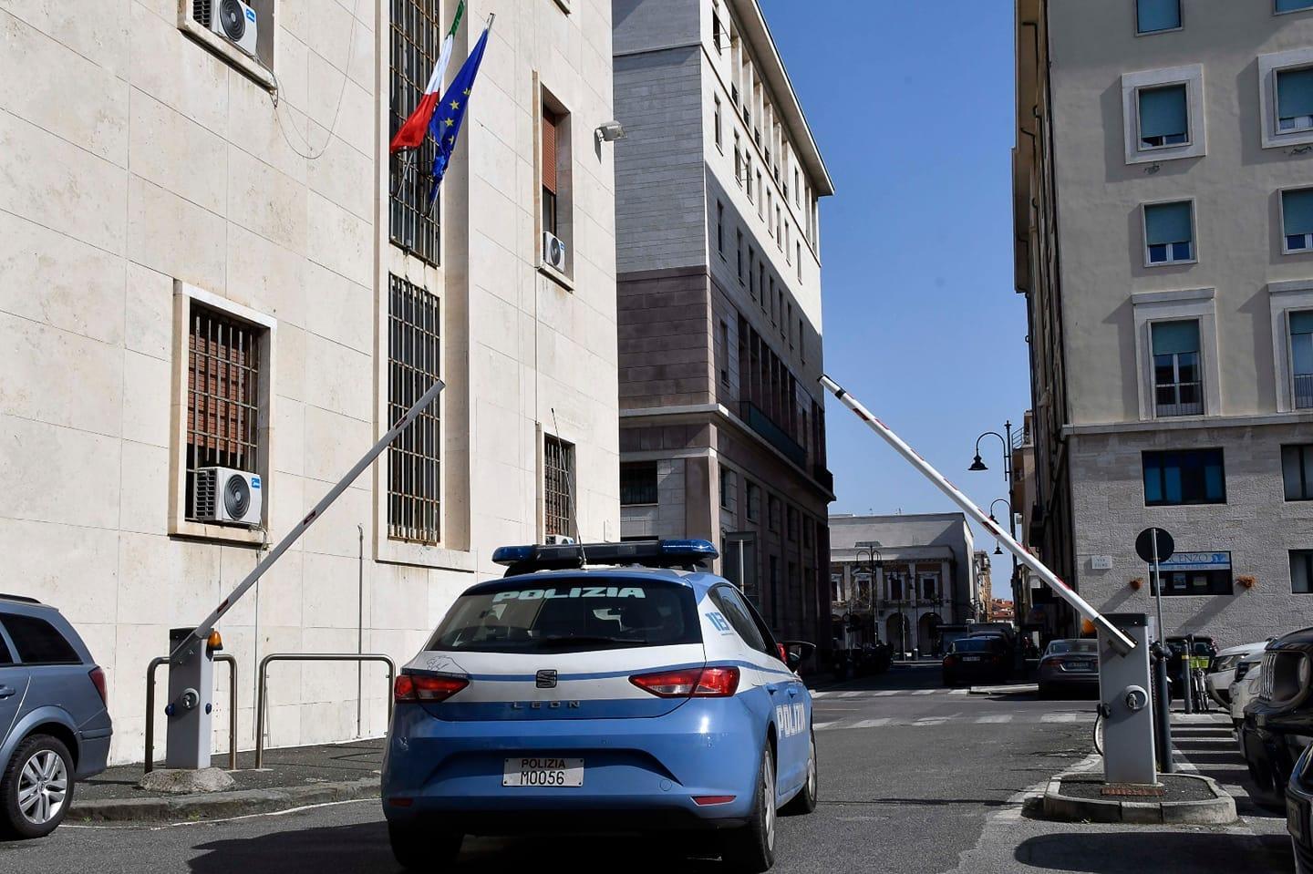 Una volante della polizia di Stato all'arrivo in questura (foto d'archivio)