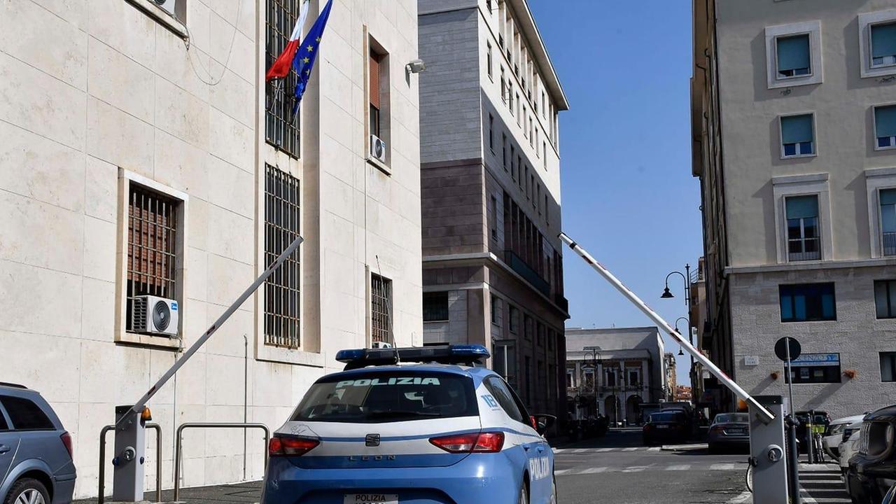 Una volante della polizia di Stato all'arrivo in questura (foto d'archivio)