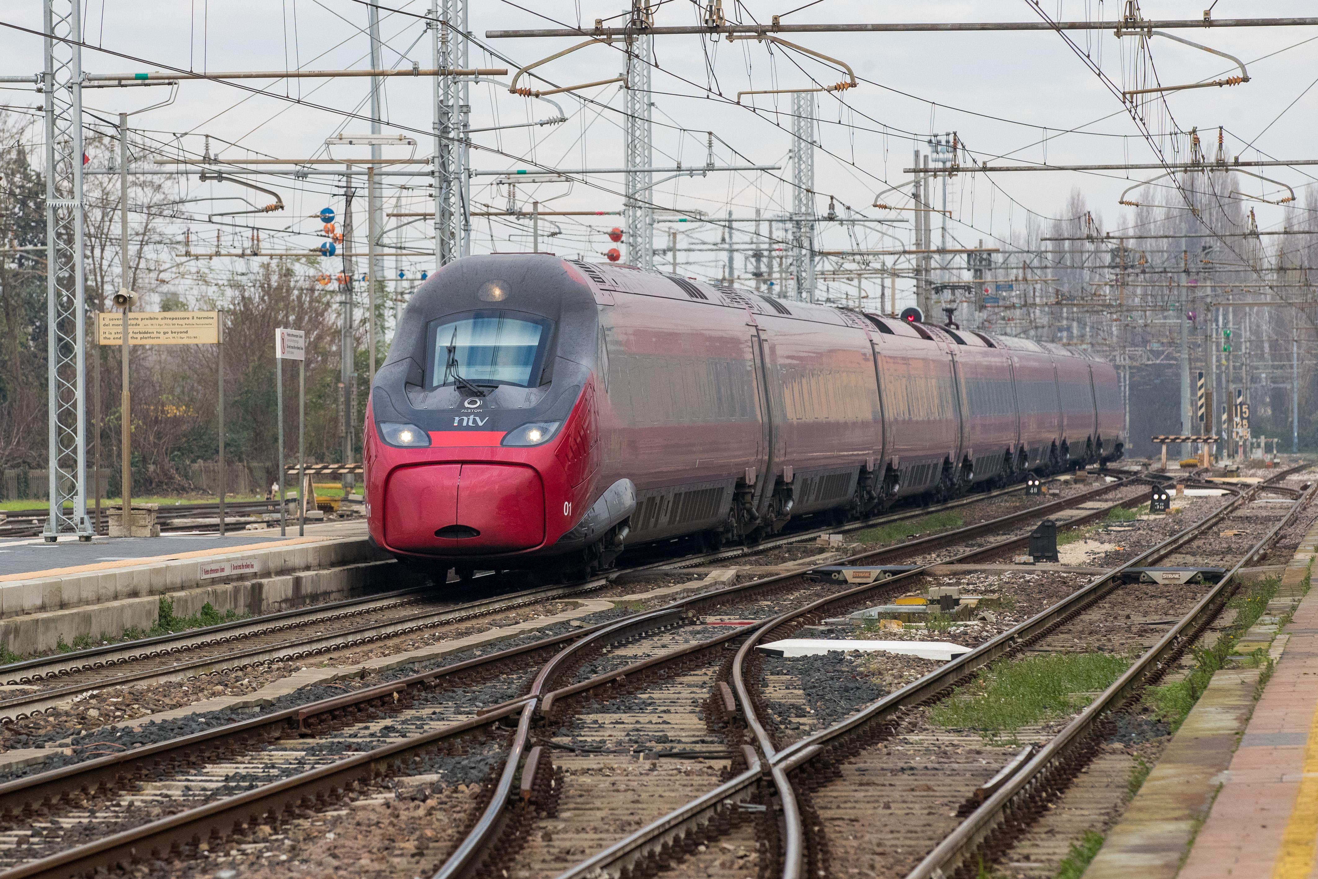 Un treno alla stazione di Ferrara: la linea Bologna-Padova sarà migliorata