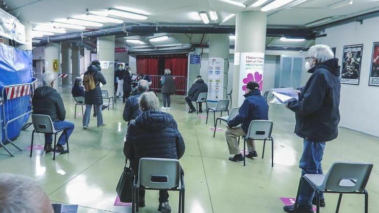 Vaccinata con quattro dosi di Pfizer, la donna è tornata a casa dopo due notti in ospedale