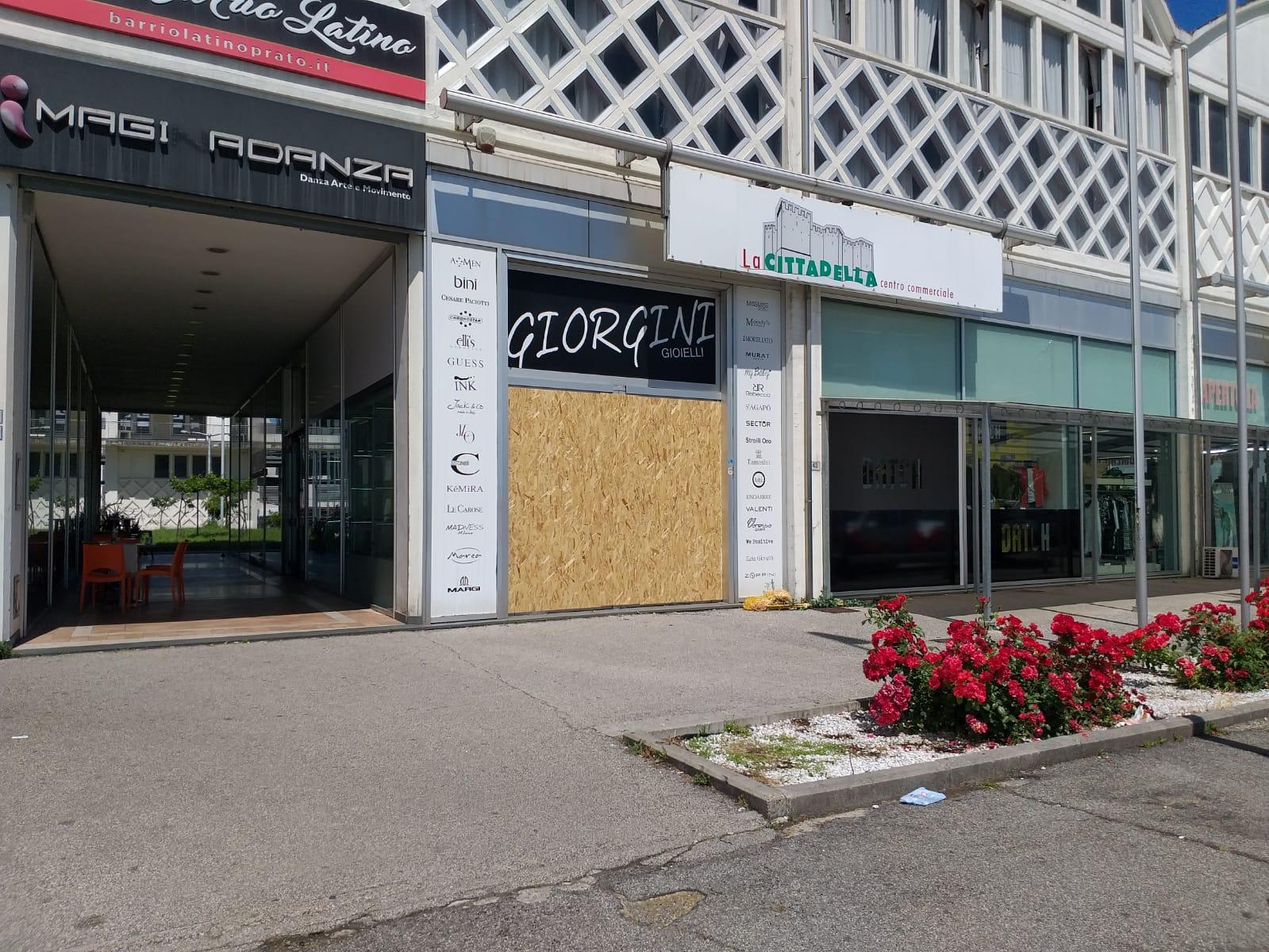 La gioielleria derubata in via Roubaix