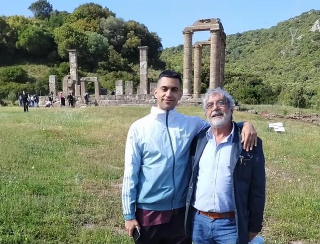 Mahmood con il sindaco di Fluminimaggiore Corrias