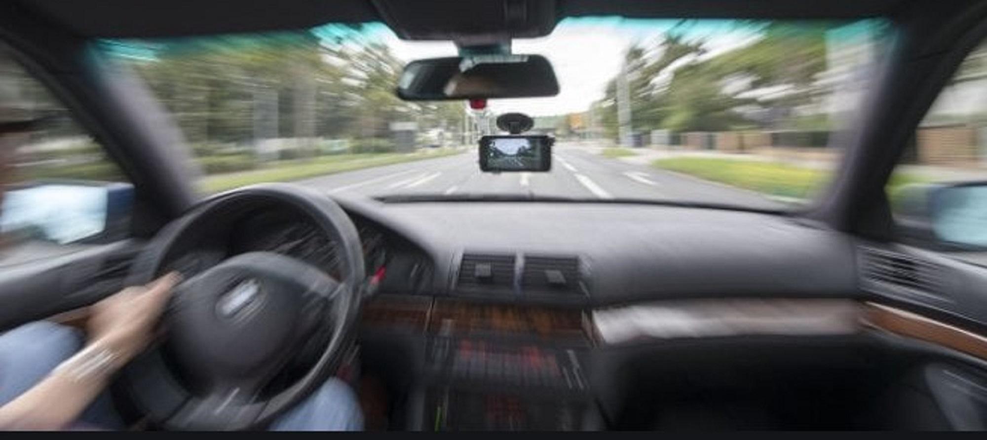 Una persona al volante di un'auto (foto d'archivio)