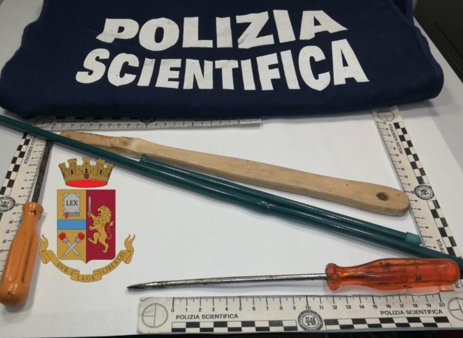 Tentano il furto in casa ma le vede un agente: arrestate due donne 