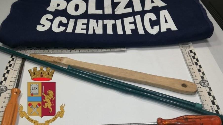 Tentano il furto in casa ma le vede un agente: arrestate due donne
