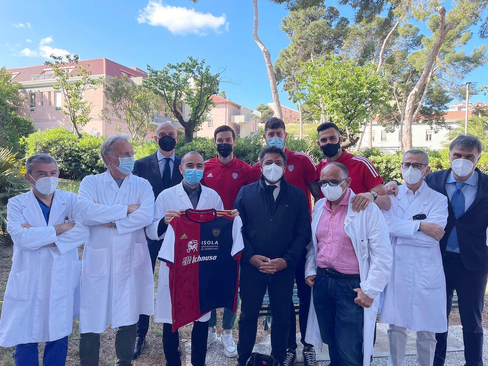 Covid, i giocatori del Cagliari in visita al Santissima Trinità