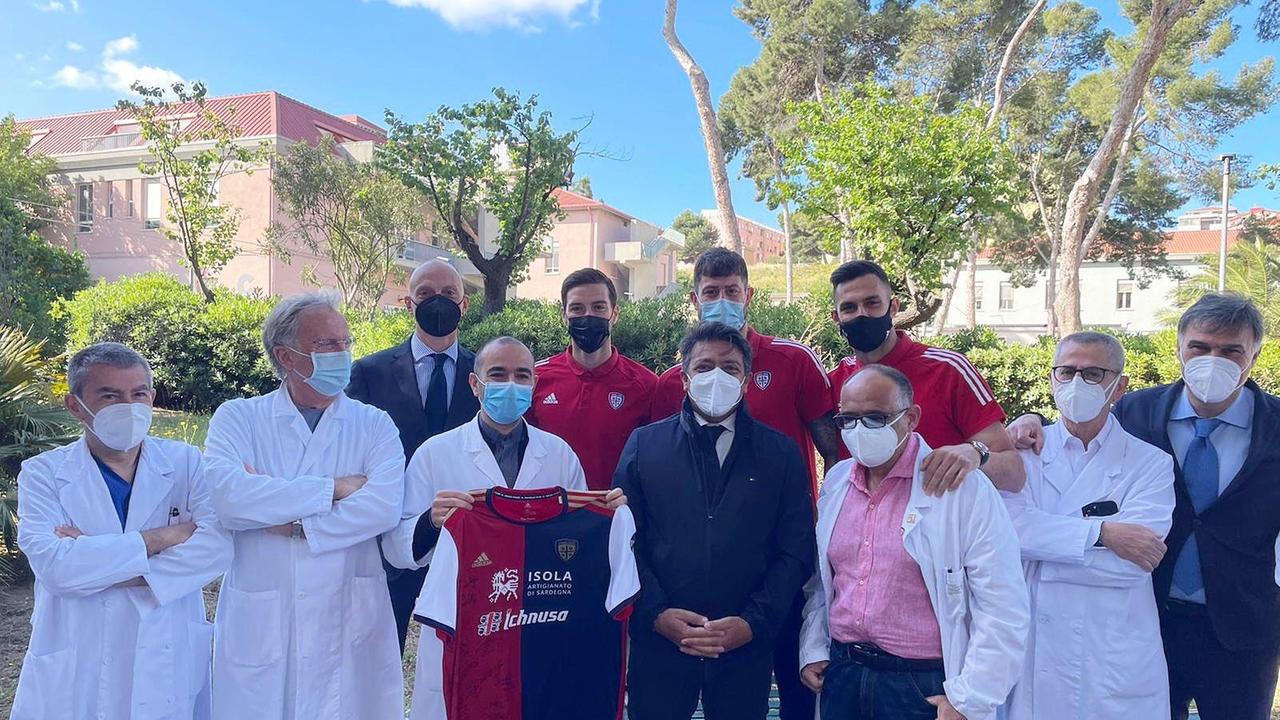 Covid, i giocatori del Cagliari in visita al Santissima Trinità