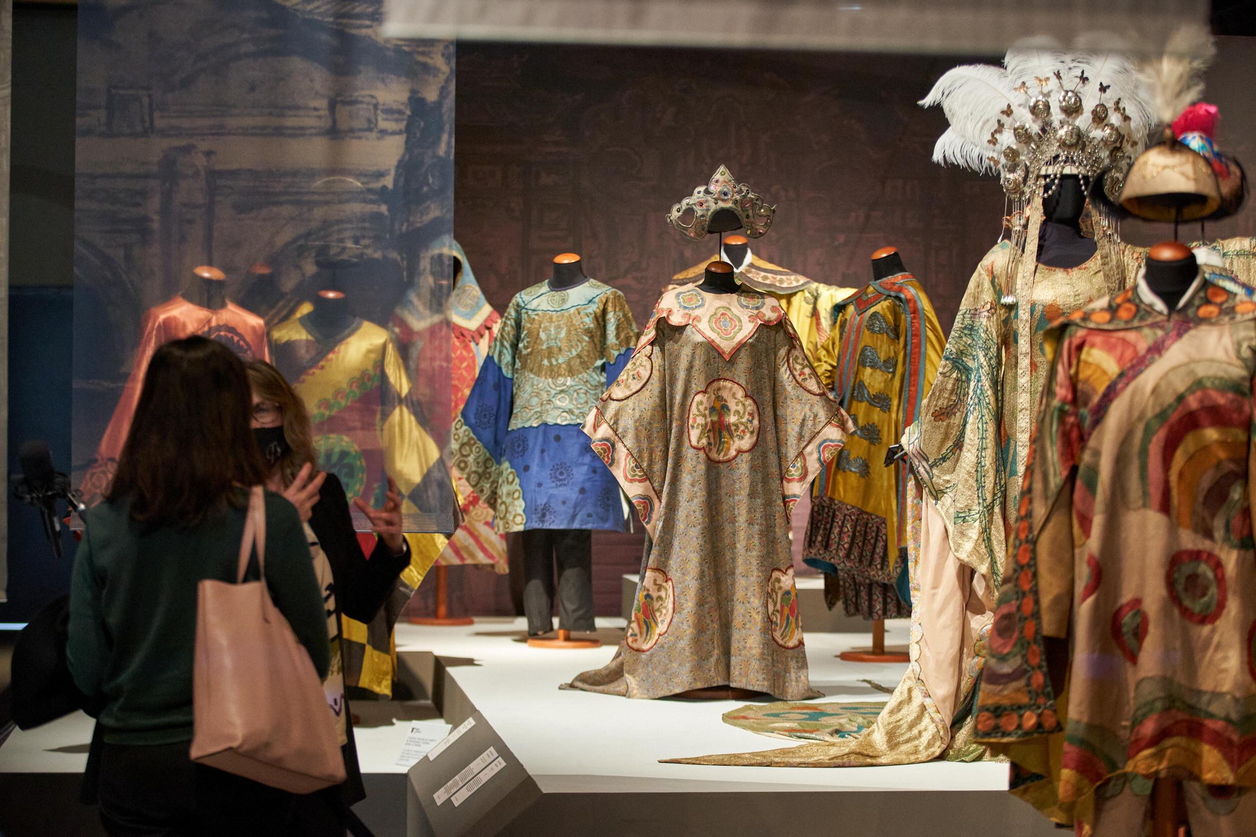Alcuni dei costumi della Turandot al museo del Tessuto