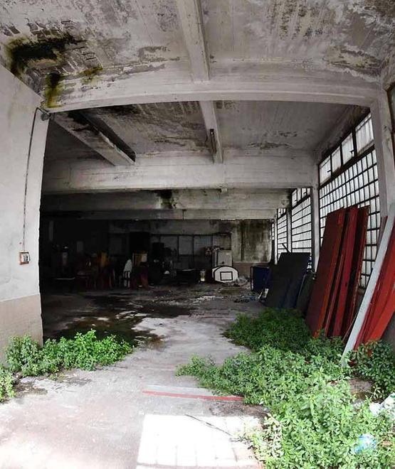 Ex mercato coperto di Avenza in degrado Il Comune: disponibili anche a venderlo 