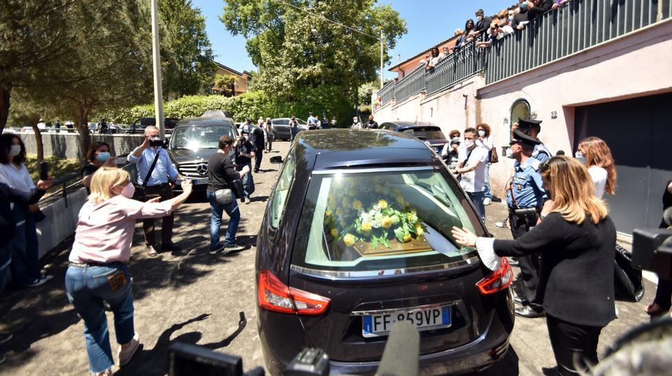 «Hai solo cambiato stanza» Addio a Battiato tra pochi intimi 
